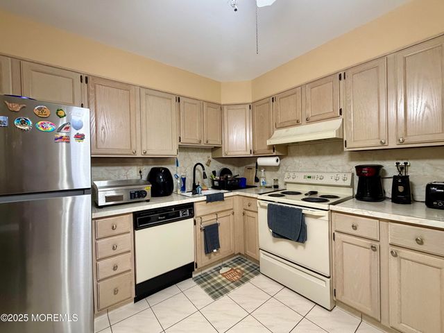 111 Amberly Drive H, Manalapan, NJ 07726