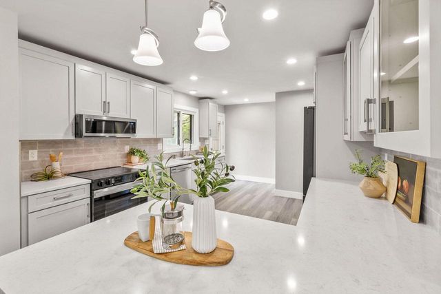 250 W Suburban COURT, Fox Point, WI 53217