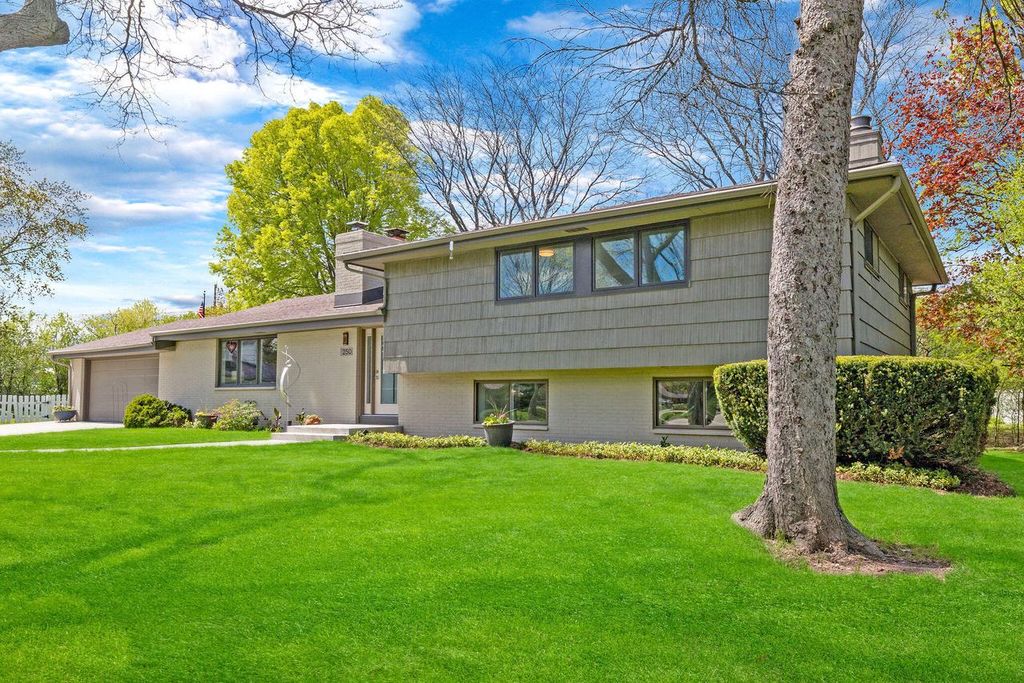 250 W Suburban COURT, Fox Point, WI 53217