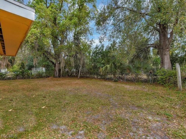 2124 E Gardenia CIR, North Fort Myers, FL 33917