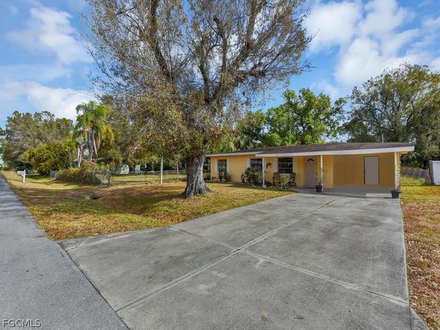 2124 E Gardenia CIR, North Fort Myers, FL 33917