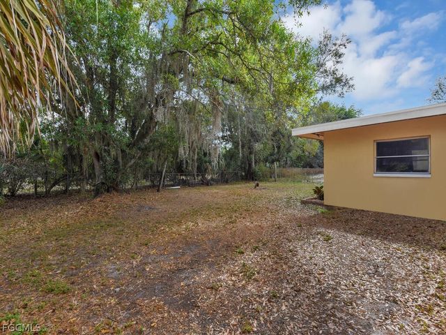 2124 E Gardenia CIR, North Fort Myers, FL 33917