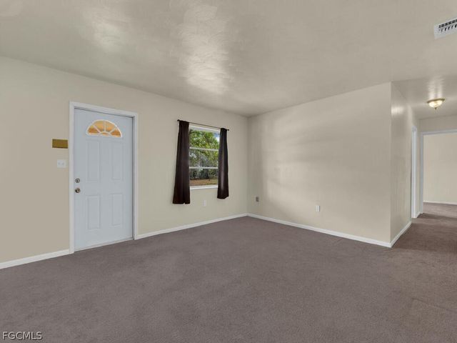 2124 E Gardenia CIR, North Fort Myers, FL 33917