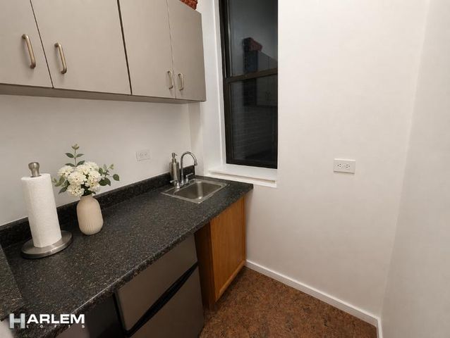 342 W 56th St Apt 1E, New York City, NY 10019