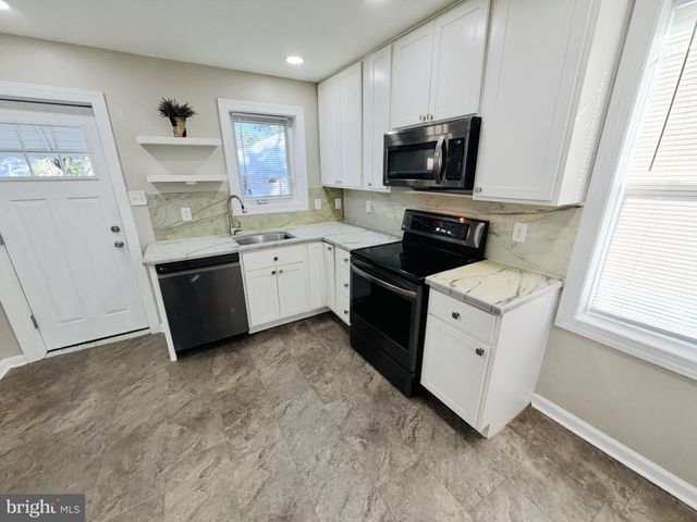 1703 HOLLYWOOD AVE, Blackwood, NJ 08012