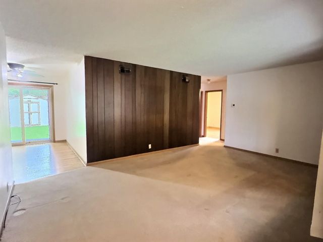 2048 S Ridgewood, Wichita, KS 67218