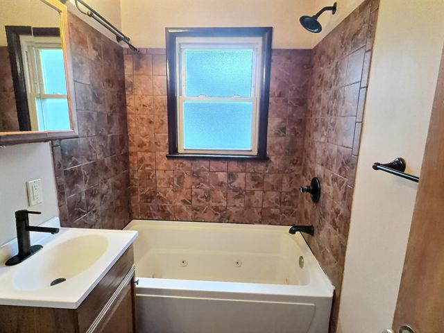 2048 S Ridgewood, Wichita, KS 67218