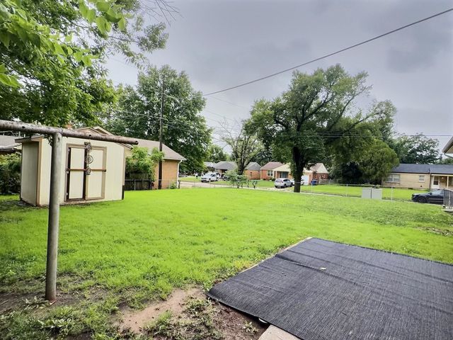 2048 S Ridgewood, Wichita, KS 67218