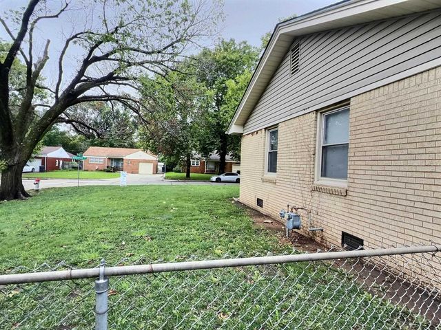 2048 S Ridgewood, Wichita, KS 67218