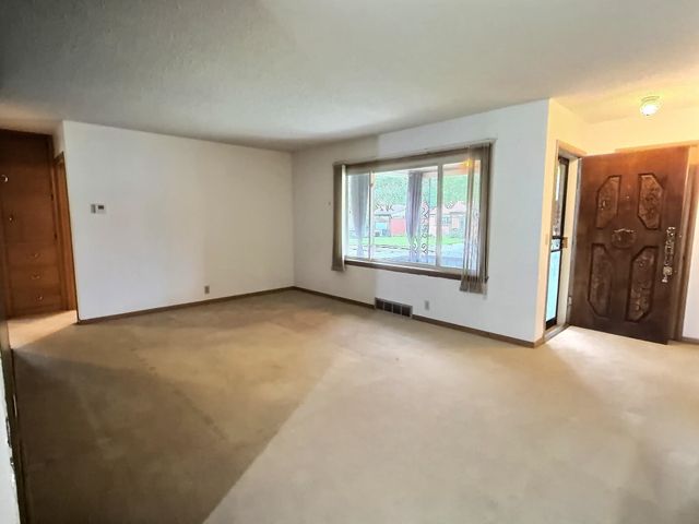 2048 S Ridgewood, Wichita, KS 67218