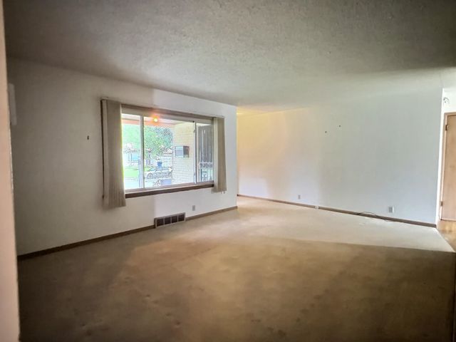 2048 S Ridgewood, Wichita, KS 67218