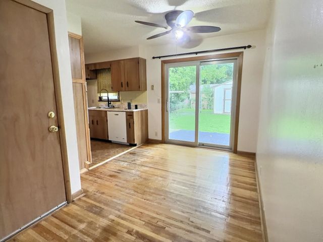 2048 S Ridgewood, Wichita, KS 67218
