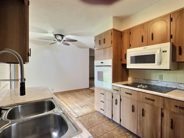 2048 S Ridgewood, Wichita, KS 67218