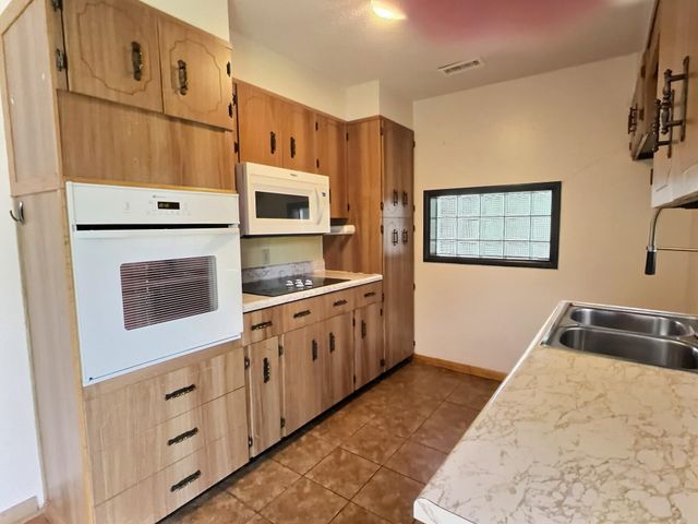2048 S Ridgewood, Wichita, KS 67218