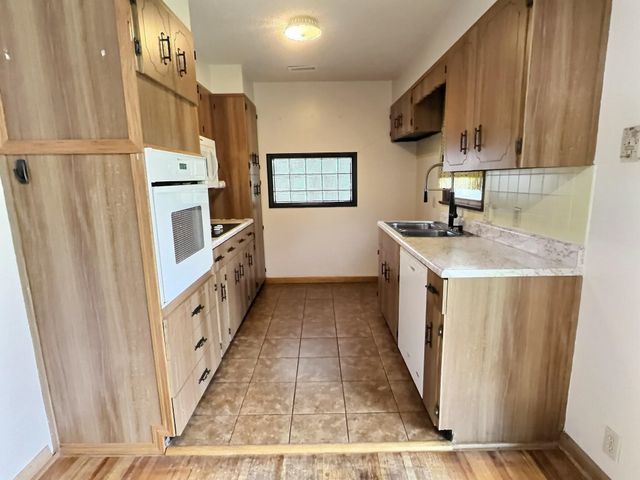 2048 S Ridgewood, Wichita, KS 67218