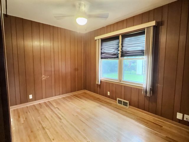 2048 S Ridgewood, Wichita, KS 67218