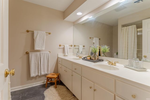 4001 Wood Castle Road, Evansville, IN 47711
