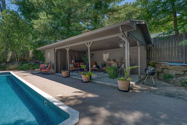 4001 Wood Castle Road, Evansville, IN 47711