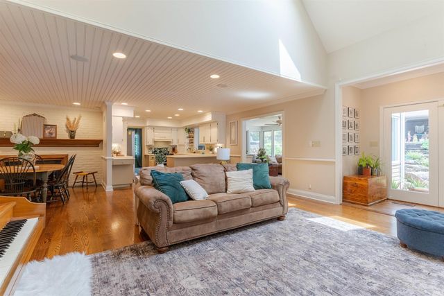 4001 Wood Castle Road, Evansville, IN 47711