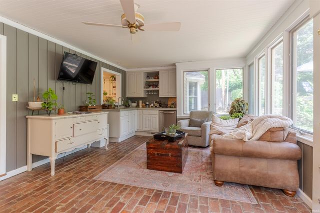 4001 Wood Castle Road, Evansville, IN 47711