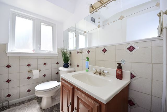 1413 N Burning Bush Lane, Mount Prospect, IL 60056