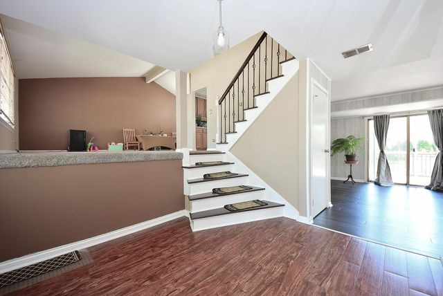 1413 N Burning Bush Lane, Mount Prospect, IL 60056