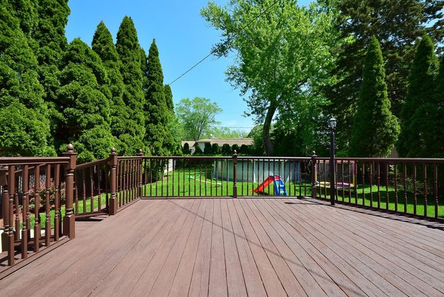 1413 N Burning Bush Lane, Mount Prospect, IL 60056