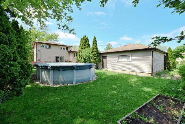 1413 N Burning Bush Lane, Mount Prospect, IL 60056