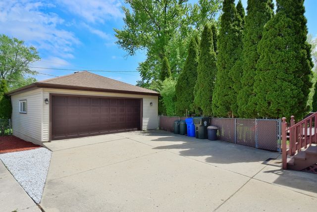 1413 N Burning Bush Lane, Mount Prospect, IL 60056