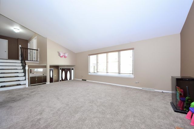 1413 N Burning Bush Lane, Mount Prospect, IL 60056