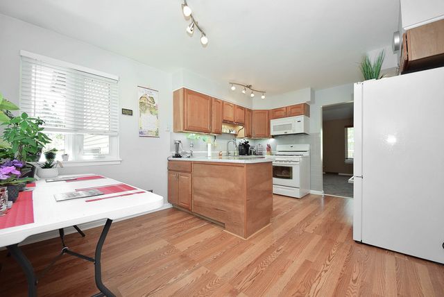 1413 N Burning Bush Lane, Mount Prospect, IL 60056