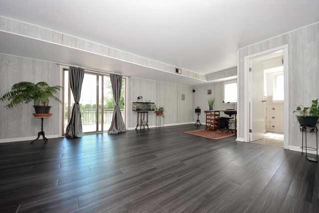 1413 N Burning Bush Lane, Mount Prospect, IL 60056