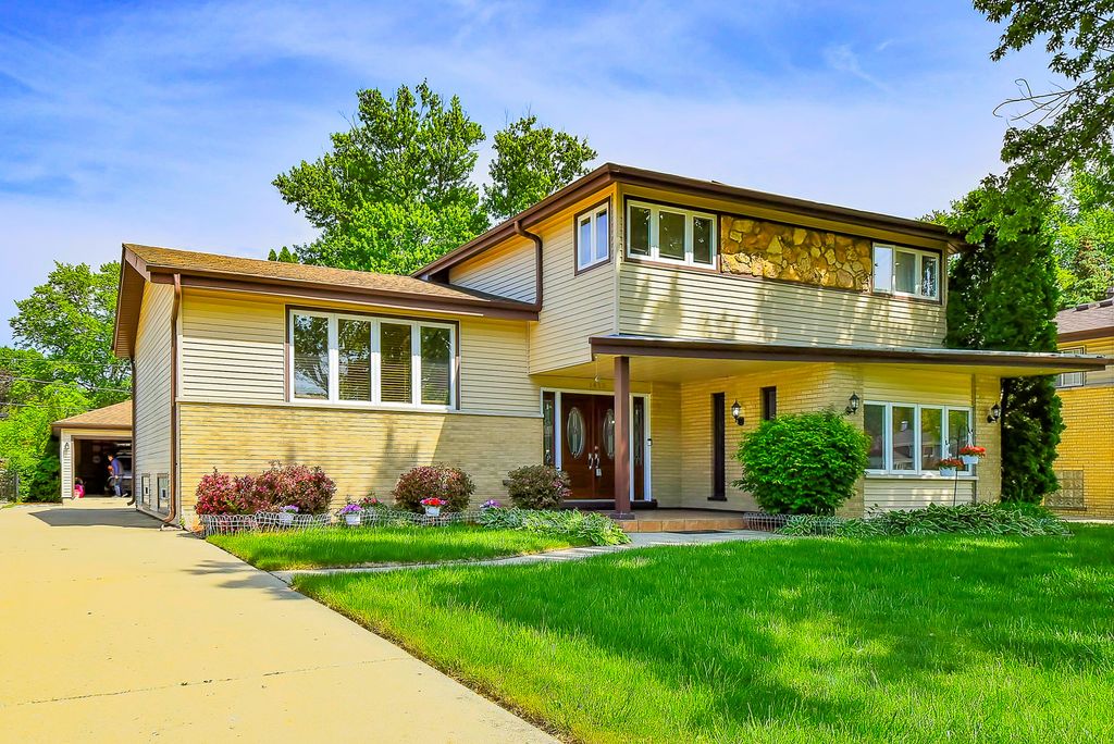 1413 N Burning Bush Lane, Mount Prospect, IL 60056