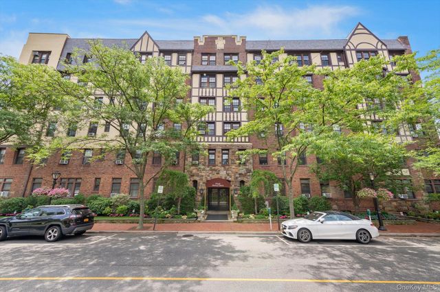 4 Maple Dr 1J, Great Neck, NY 11021