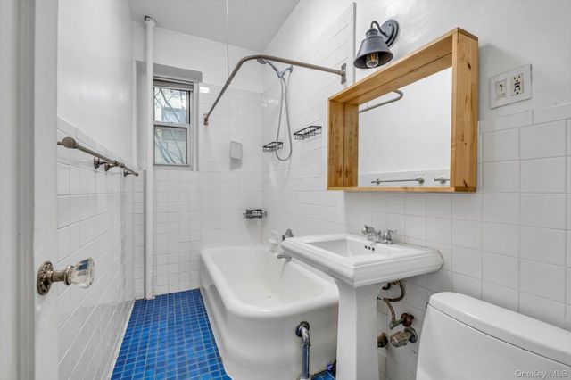 4 Maple Dr 1J, Great Neck, NY 11021