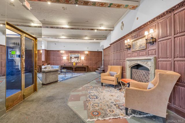 4 Maple Dr 1J, Great Neck, NY 11021