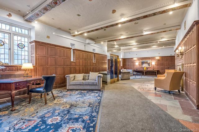 4 Maple Dr 1J, Great Neck, NY 11021