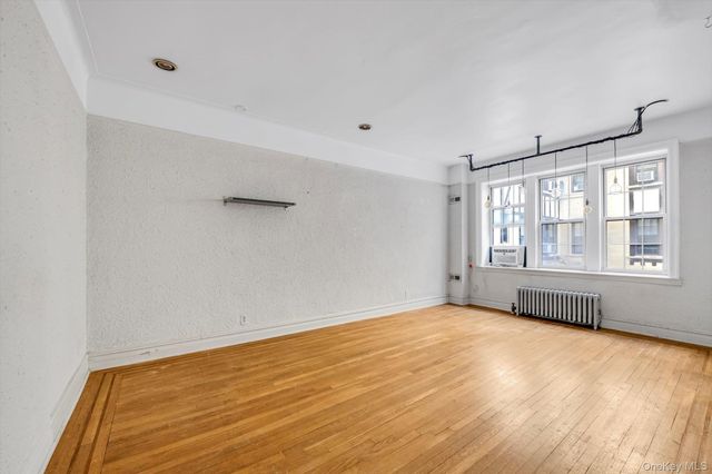 4 Maple Dr 1J, Great Neck, NY 11021