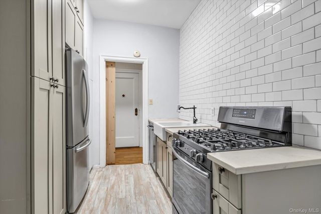 4 Maple Dr 1J, Great Neck, NY 11021