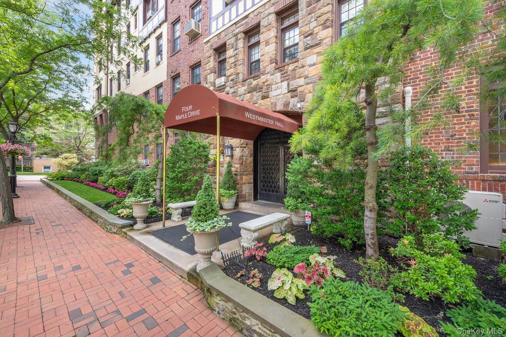 4 Maple Dr 1J, Great Neck, NY 11021