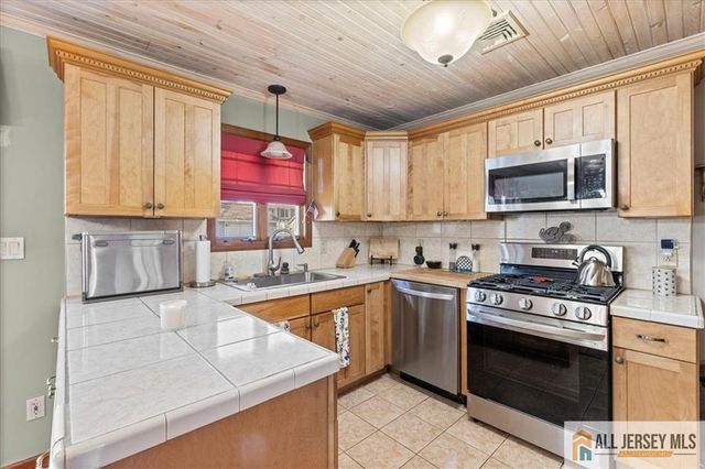 20 Running Brook Road, Ewing, NJ 08638