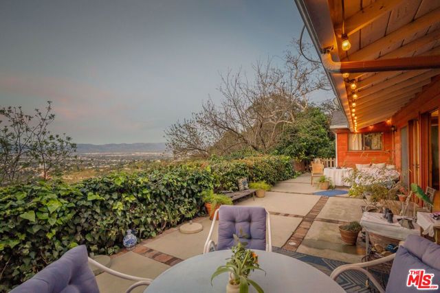 15739 Mulholland Place, Los Angeles, CA 90049