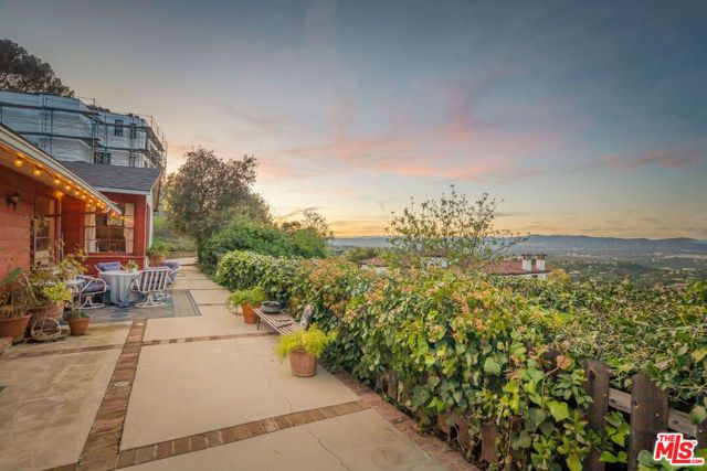 15739 Mulholland Place, Los Angeles, CA 90049