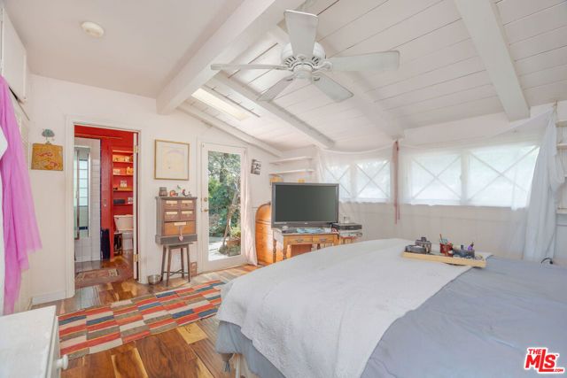 15739 Mulholland Place, Los Angeles, CA 90049