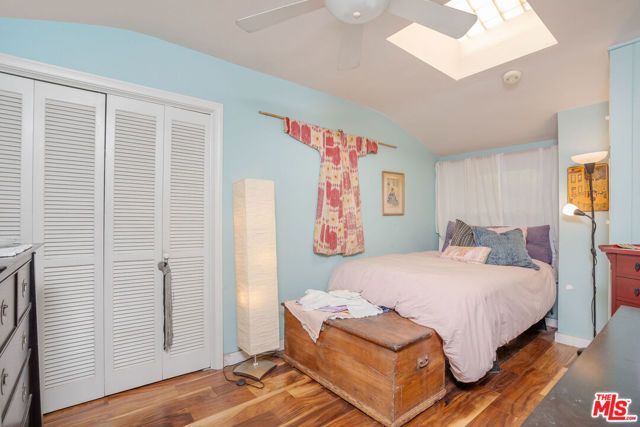 15739 Mulholland Place, Los Angeles, CA 90049