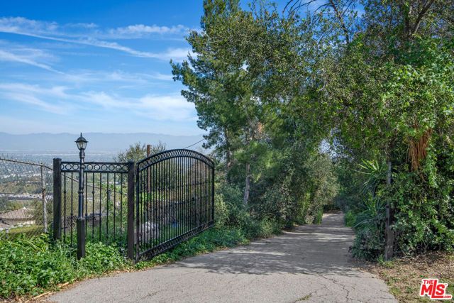 15739 Mulholland Place, Los Angeles, CA 90049