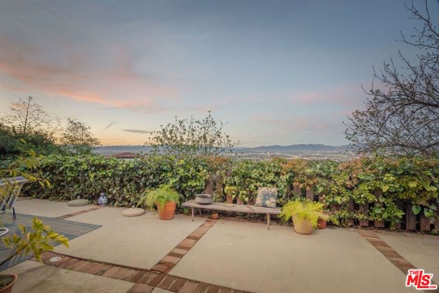 15739 Mulholland Place, Los Angeles, CA 90049