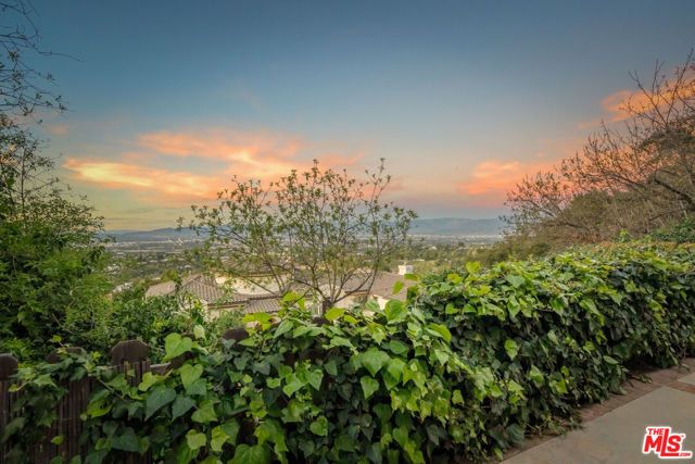 15739 Mulholland Place, Los Angeles, CA 90049