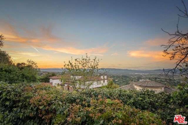 15739 Mulholland Place, Los Angeles, CA 90049