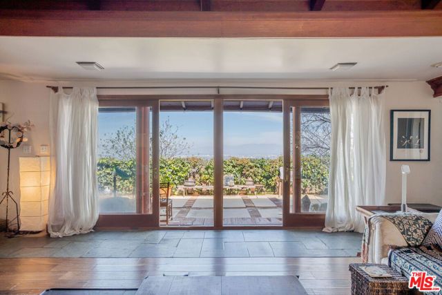 15739 Mulholland Place, Los Angeles, CA 90049